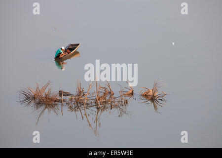 La pesca in barca sul fiume Mekong, Vientiane, la capitale del Laos, Asia Foto Stock