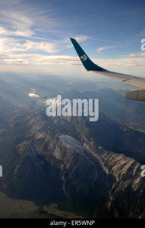 Gamma di Wetterstein con Zugspitze visto da un aereo Air Dolomiti, Alta Baviera, Baviera, Germania Foto Stock