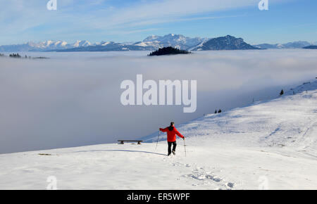 Wandberg oltre Kaiserwinkl con Loferer Steinberge, inverno in Tirolo, Austria Foto Stock