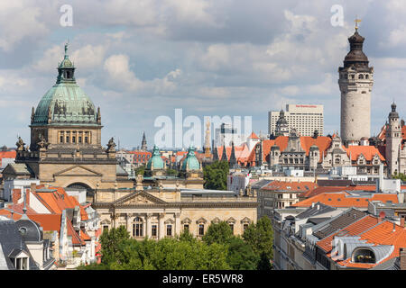 Paesaggio con il Tribunale amministrativo federale e Nuovo Municipio di Lipsia, in Sassonia, Germania Foto Stock