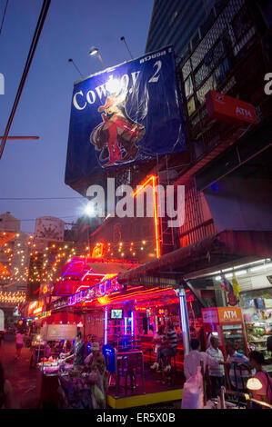 Soi Cowboy, il distretto a luci rosse con barre di Bangkok, Tailandia Foto Stock