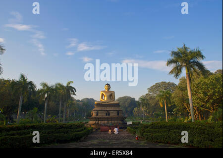 Budda seduto nel Parco Viharamahadevi, Colombo, Sri Lanka Foto Stock