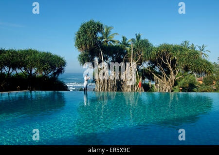 La piscina infinita con palme di Yucca e vista mare, Hotel Jetwing Lighthouse, costa sudovest, Sri Lanka Foto Stock