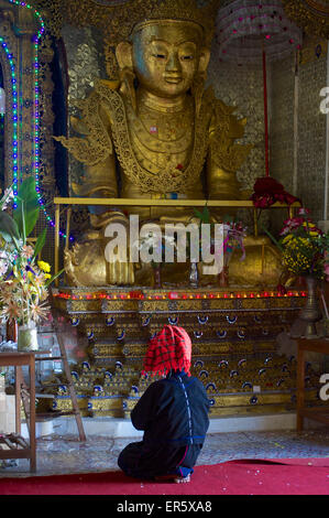 Pa-O donna alla THA Phaung Kyaung Pagoda, Lago Inle, Shan Staat, MYANMAR Birmania Foto Stock