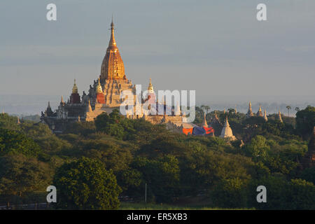 La pagoda di Ananda di sunrise, Old Bagan, MYANMAR Birmania Foto Stock