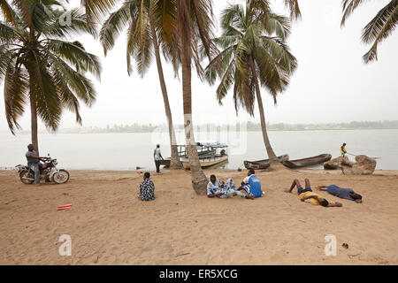 Imbarcazioni presso il Mono riverbank, Grand-Popo, Dipartimento di Mono, Benin Foto Stock