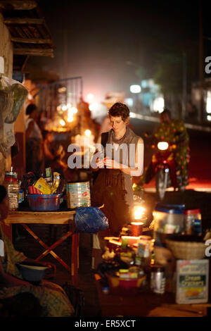 La donna in un mercato notturno, Ouidah, Atlantique Reparto, Benin Foto Stock