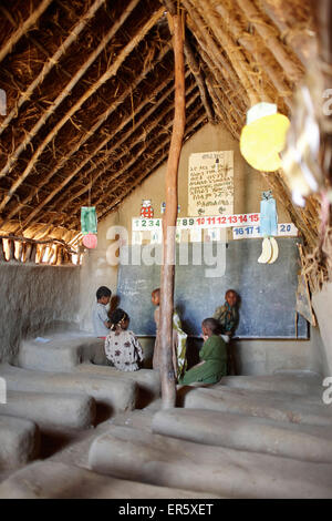 L apprendimento dei bambini l aritmetica, Awra Amba, Amhara Region, Etiopia Foto Stock