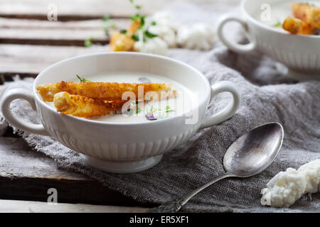 Cremosa zuppa di cavolfiore con pane tostato Foto Stock