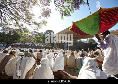 I visitatori della Messa domenicale vicino a Chiesa monolitica Bete Medhane Alem, Chiesa di San Giorgio di Lalibela, Amhara Region, Etiopia Foto Stock