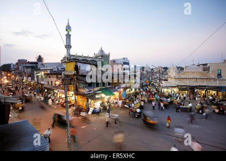 Città vecchia con la moschea e mercato Devaraja, Mysore, Karnataka, India Foto Stock