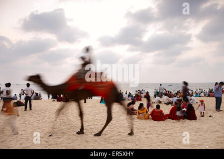 I visitatori a Malpe Beach, Udipi, Karnataka, India Foto Stock