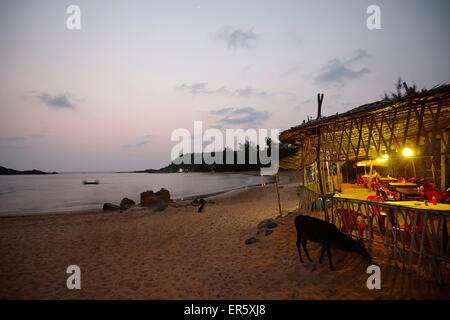 Il Beach bar alla spiaggia di Om in serata, Gokarna, Karnataka, India Foto Stock