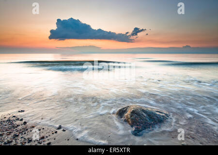 Pietra sulla spiaggia nella luce della sera, Mar Baltico, Nienhagen, Meclenburgo-Pomerania Occidentale, Germania Foto Stock