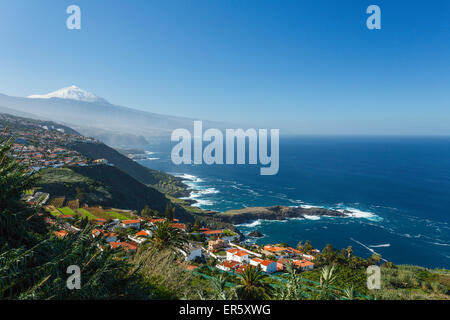 Vista da El Sauzal al Teide, 3718m, con neve, l'isola di punto di riferimento, il punto più alto in Spagna, montagna vulcanica, coste, ATL Foto Stock