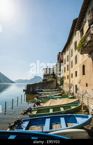 Barche al di ancoraggio in Gandria, Lugano, Lago di Lugano, nel canton Ticino, Svizzera Foto Stock