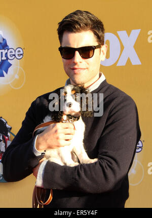 FOX in causa per le zampe: Un All-Star cane spettacolare tenutosi a Barker Hangar di Santa Monica Airport - Arrivi con: Max Greenfield dove: Los Angeles, California, Stati Uniti quando: 22 Nov 2014 Credit: Adriana M. Barraza/WENN.com Foto Stock