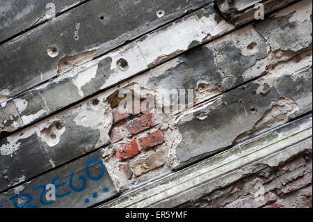 Fori di proiettile di un appartamento occupato edificio danneggiato durante la II Guerra Mondiale, Hoza street, Varsavia, Polonia, Europa Foto Stock