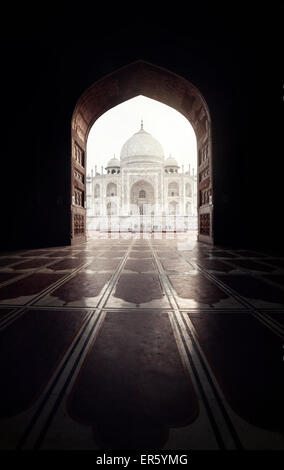 Taj Mahal visualizza in nero arch silhouette dalla moschea di Agra, Uttar Pradesh, India Foto Stock