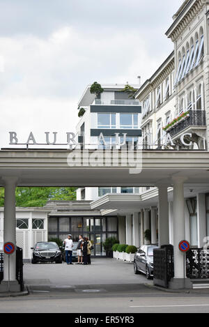 Zurigo, Svizzera. 27 Maggio, 2015. Portale del cinque stelle hotel Baur au Lac di Zurigo vicino al lago dove la polizia ha arrestato molti dirigenti FIFA dopo un hotel raid. Credito: thamerpic/Alamy Live News Foto Stock