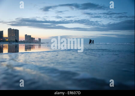 La tranquilla bellezza del crepuscolo di assestamento a Jacksonville Beach, Florida, Stati Uniti d'America. Foto Stock