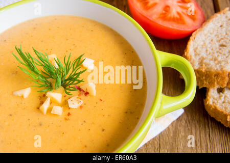 Crema di lenticchie minestra con formaggio e aneto sul tovagliolo e lo sfondo di legno, orizzontale close up Foto Stock