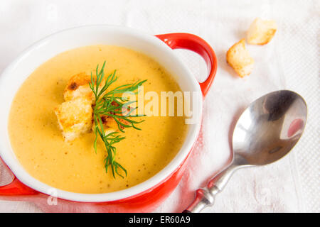 Crema di lenticchie zuppa con crostini e aneto, orizzontale close up Foto Stock
