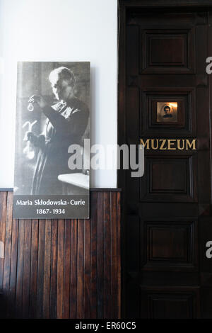 Vecchia fotografia di Madame le borse Marie Curie per trattenere un tubo di prova Marie Curie museum, Varsavia, Polonia, Europa Foto Stock