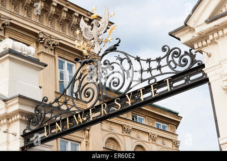 Università di Varsavia stemma sopra la porta principale di accesso è un aquila coronata circondato con cinque stelle Foto Stock