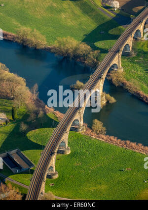 Stazione viadotto sul fiume Ruhrauen in Bommern, Witten, distretto della Ruhr, Nord Reno-Westfalia, Germania Foto Stock