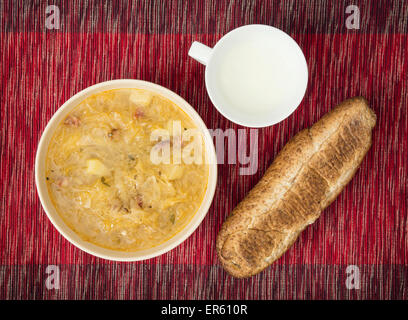 La zuppa di cavolo con il latticello e pasticceria. Il cibo e le bevande. Foto Stock