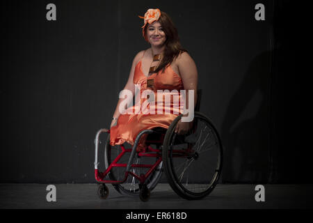 Città del Messico. 27 Maggio, 2015. Una donna partecipa alla sfilata di moda di persone disabili 'Stile e la vita nel Museo Nazionale di culture popolari in Città del Messico, capitale del Messico, il 27 maggio 2015. Credito: Alejandro Ayala/Xinhua/Alamy Live News Foto Stock