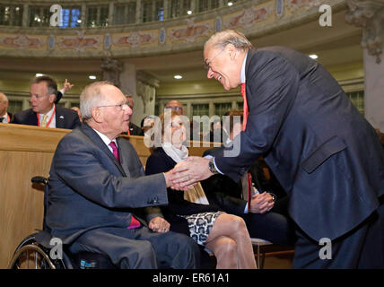 Dresden, Germania. 27 Maggio, 2015. Riunione del G7 dei Ministri delle Finanze e i governatori della Banca centrale di Dresda. Ricevimento di benvenuto presso la Frauenkirche con Wolfgang Schaeuble (l), il ministro federale delle finanze e Jose? Angel Gurria, Segretario Generale dell'OCSE. 27.05. Credito: dpa picture alliance/Alamy Live News Foto Stock