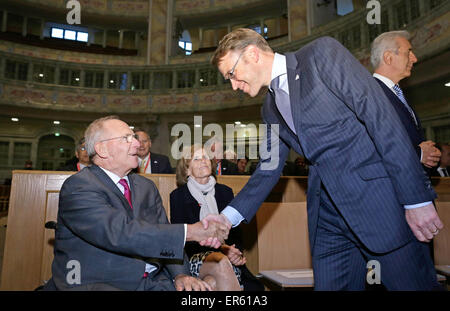 Dresden, Germania. 27 Maggio, 2015. Riunione del G7 dei Ministri delle Finanze e i governatori della Banca centrale di Dresda. Ricevimento di benvenuto presso la Frauenkirche con Wolfgang Schaeuble, ministro federale delle finanze, la sig.ra Schaeuble e Jens Weidmann, governatore della Deutsche Bundesbank 27.05.2015. Credito: dpa picture alliance/Alamy Live News Foto Stock