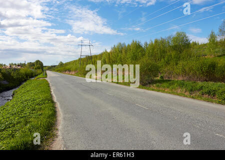 Strada diritta con linee elettriche Foto Stock