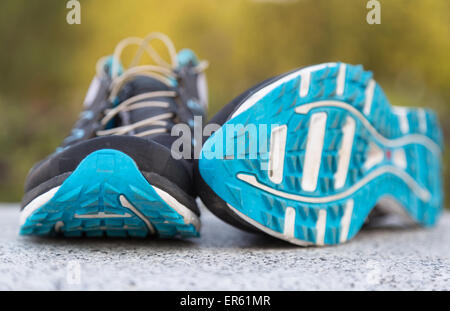 Immagine ravvicinata di un paio di scarpe da corsa. D.O.F. poco profonda Foto Stock