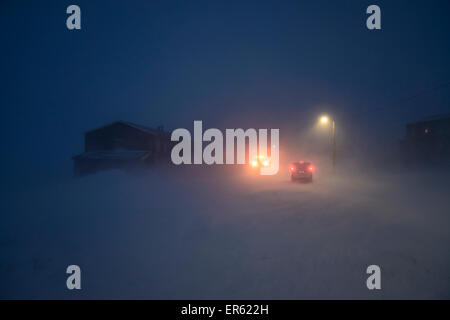 Strada nell'uragano durante la notte polare, Nybyen, Longyearbyen, Spitsbergen, Svalbard, Norvegia Foto Stock