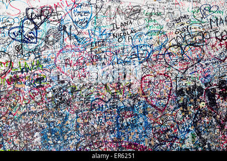 Migliaia di amore i voti sono scritte sul muro della porta che conduce alla casa di Giulietta, Verona, Italia Foto Stock