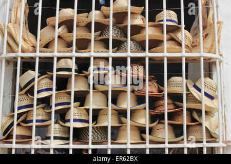 Cappelli sul display nella finestra di strada, dietro le barre di ferro, Trinidad, Cuba Foto Stock