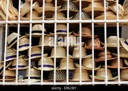 Cappelli sul display nella finestra di strada, dietro le barre di ferro, Trinidad, Cuba Foto Stock