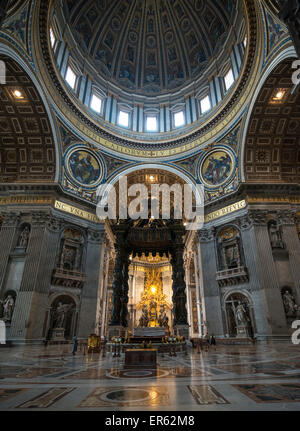 Baldacchino del Bernini sopra l altare papale nella Basilica di San Pietro la cupola michelangiolesca sulla parte superiore, Vaticano, Roma, lazio, Italy Foto Stock