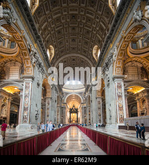 Baldacchino del Bernini, navata della basilica di San Pietro&#39;s Basilica, Vaticano, Roma, lazio, Italy Foto Stock