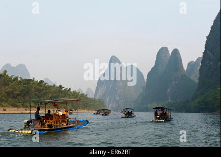 Semplice zattere sul fiume, montagne carsiche, il Fiume Li, Li Jiang, Città Yangdi, Yangshuo, vicino a Guilin, Guanxi Regione Autonoma Foto Stock