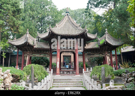 Pagoda con un tetto curvo, la Grande Moschea di Xi'an, Shaanxi Province, Cina Foto Stock