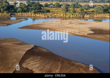 Banchi di sabbia nel fiume Luangwa, vista aerea, South Luangwa National Park, Zambia Foto Stock