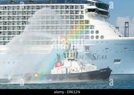 Las Palmas de Gran Canaria, Spagna. 27 Maggio, 2015. Un arcobaleno moduli mediante spray come nave da crociera i passeggeri possano godere del sole dai balconi di cabina su una delle più grandi navi da crociera del mondo, sedici adorna inno dei mari come lei riceve un invio tradizionale off dopo una crociera inaugurale alle isole Canarie. Inno dei mari è stata battezzata in Southampton davanti a una crociera inaugurale in aprile 2015. Credito: ALANDAWSONPHOTOGRAPHY/Alamy Live News Foto Stock