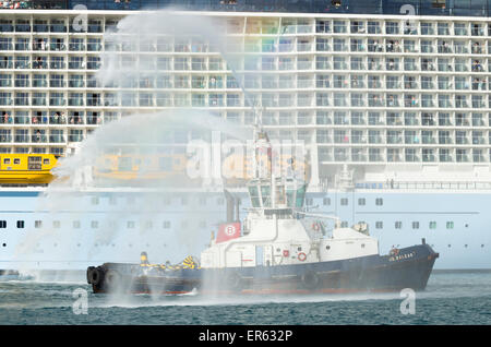 Las Palmas de Gran Canaria, Spagna. 27 Maggio, 2015. Un arcobaleno moduli mediante spray come nave da crociera i passeggeri possano godere del sole dai balconi di cabina su una delle più grandi navi da crociera del mondo, sedici adorna inno dei mari come lei riceve un invio tradizionale off dopo una crociera inaugurale alle isole Canarie. Inno dei mari è stata battezzata in Southampton davanti a una crociera inaugurale in aprile 2015. Credito: ALANDAWSONPHOTOGRAPHY/Alamy Live News Foto Stock