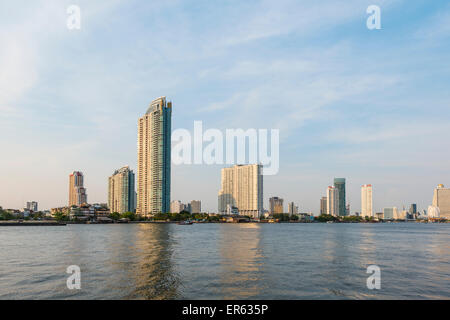 Fiume Mae Nam Chao Phraya con grattacieli, Bangkok, Thailandia Foto Stock