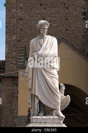 Statua di Dante Alighieri nella parte anteriore di Santa Croce a Firenze Toscana Italia Foto Stock