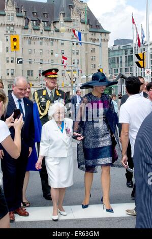 Ottawa, 27-05-2015 HM Regina Maxima visitando Rideau Hall e Gate Ridfeau 1° giorno dei 3 giorni allo Stato visita da HM Willem-Alexander re e regina HM Maxima in Canada. Essi sono invitati dai loro Eccellenze David Johnston, Governatore generale del Canada e sua moglie Sharon Johnston RPE/Albert Nieboer/Paesi Bassi OUT/ Francese fuori - nessun filo SERVICE - Foto Stock